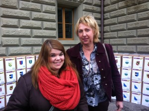 Stadträtin Sandra Schneider und Grossrätin Béatrice Struchen bei der Übergabe der Unterschriften.